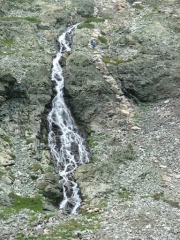 hikers_near_the_last_waterfall