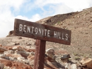 bentonite_hills_sign