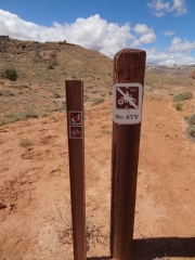 lower_south_desert_overlook_hike_sign_2