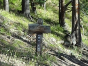 hiking_trail_sign