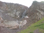 waterfall_into_the_lake