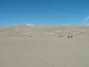 people_walking_to_the_dunes