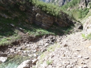 devils_punchbowl_next_to_the_creek
